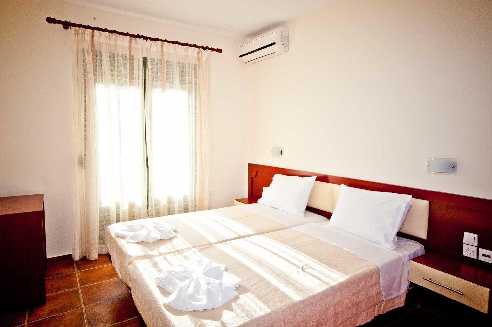Aselinos Suites Koukounaries Exterior foto